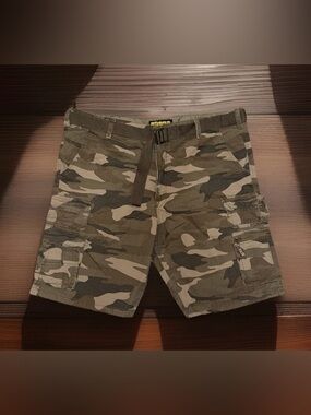 NwoT Crash Men's Camo Cargo Shorts w/Belt - Camo Greens - 46 - EC